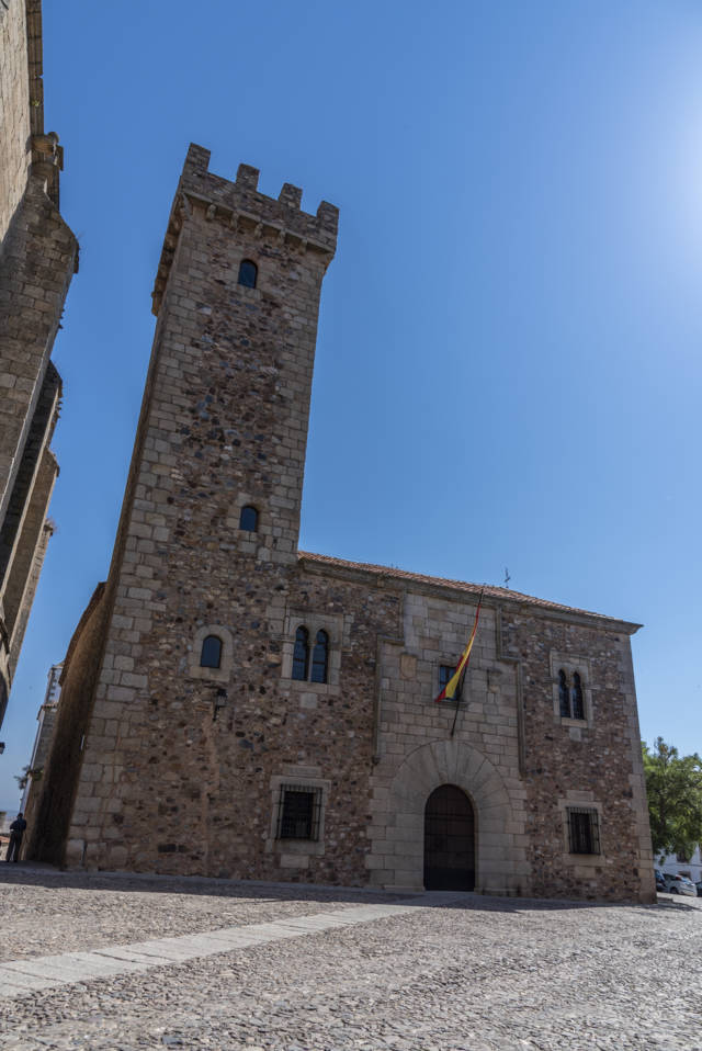 51 - Caceres - ciudad - palacio y torre de Las Ciguenyas
